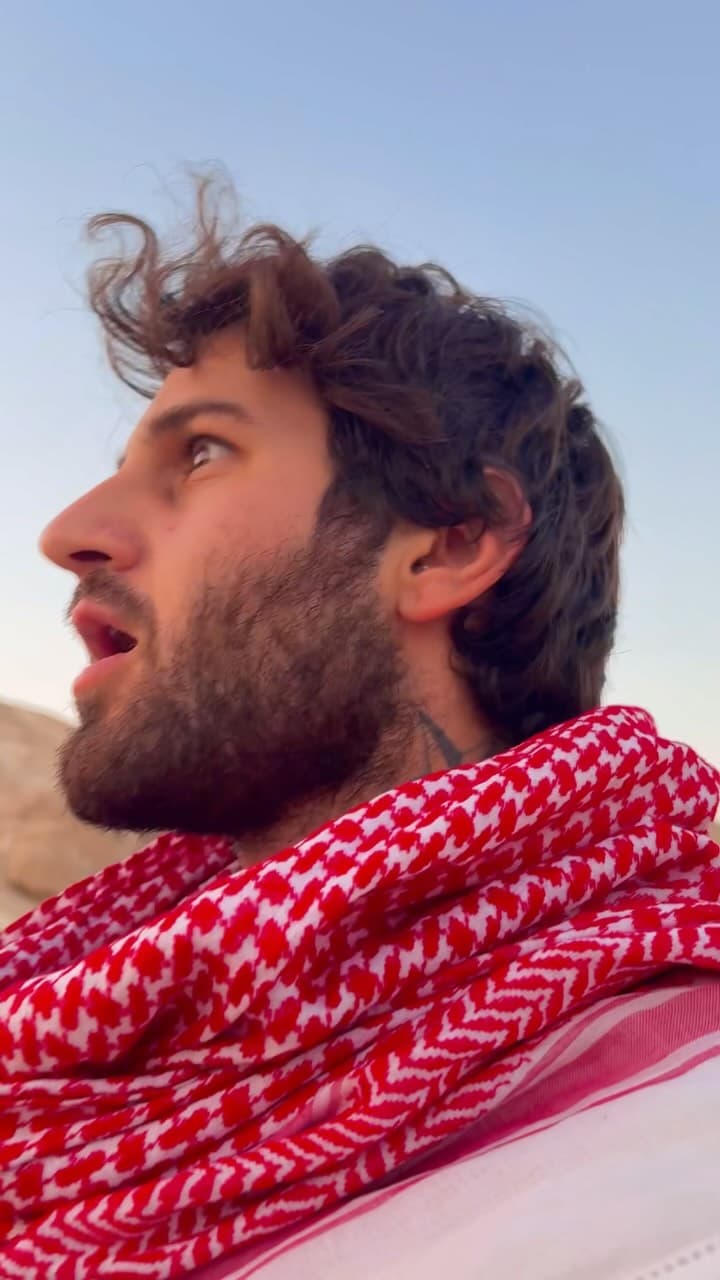In the middle of absolute emptiness, where time and sound completely fade away… 🏜️✨
Watching the sunset in the deserts